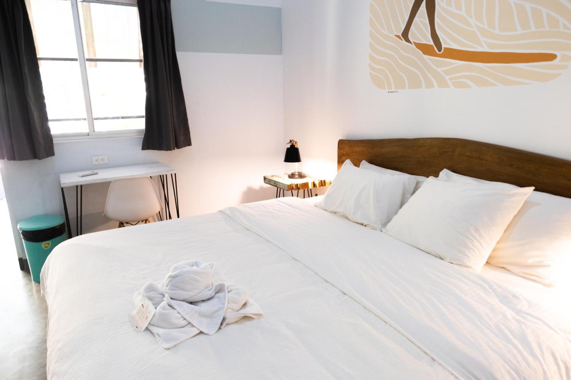 Habitación con cama extragrande y balcón